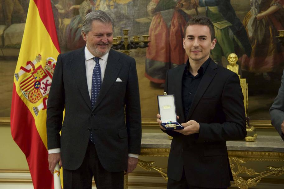 Jorge Lorenzo, neo campione del Mondo della MotGP, riceve a Madrid la medaglia d&#39;onore al merito sportivo dal ministro dell&#39;Educazione spagnolo, Inigo Mendez de Vigo (Olycom)